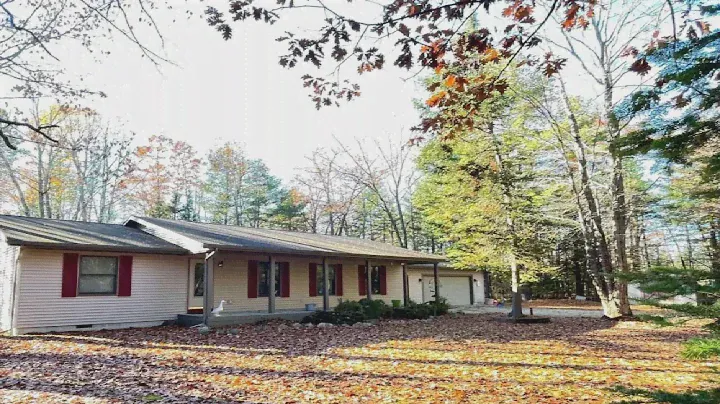 3540 OLD OAK TRAIL, PRUDENVILLE, MI Presented by Candy Hoover.